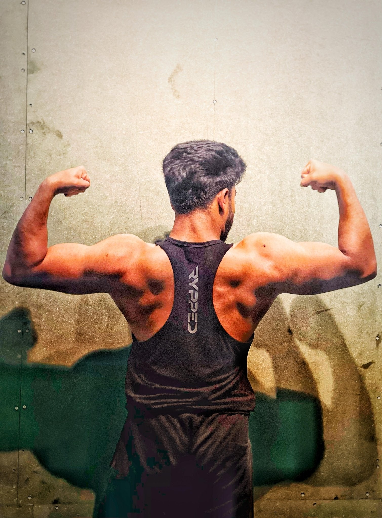 reflective print stringer back pose